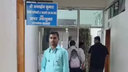 आदित्यपुर गम्हरिया: सरायकेला: अंचल कार्यालय के चक्कर काट रहे उप मुखिया ने समाहरणालय में लगाया लापरवाही का आरोप