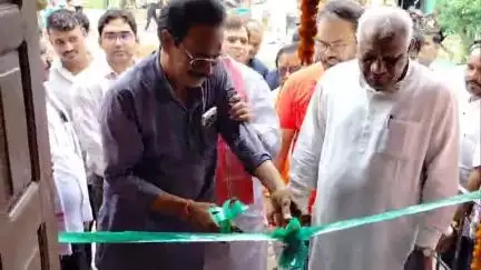 मुंगेली: DYCM अरुण साव, MLA पुन्नूलाल मोहले एवं जनप्रतिनिधियों ने ग्राम लोहड़िया व रामपुर में पीएम आवास के पास पौधरोपण किया