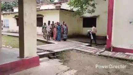 कर्वी: सीतापुर के चितरा गोकुलपुर गांव में बारिश का पानी घरों में घुसने की समस्या लेकर ग्रामीण महिलाएं कर्वी तहसील पहुंची
