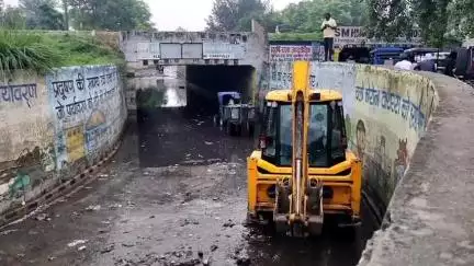 सोनीपत: रेलवे अंडर ब्रिज में जलभराव से राहगीर परेशान, नगर निगम ने की सफाई