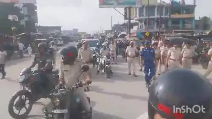 अररिया: मोहर्रम पर्व पर विधि व्यवस्था बनाए रखने के लिए नगर थाना परिसर से निकाला गया फ्लैग मार्च