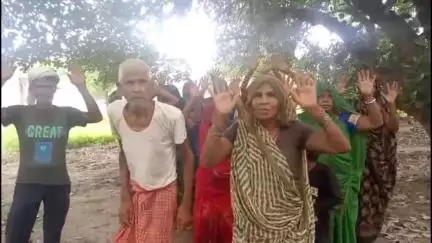 मिर्ज़ापुर: पिपराडाड़ गांव में चकबंदी की प्रक्रिया में लेखपाल व कानून गो की मनमानी पर ग्रामीणों ने किया प्रदर्शन
