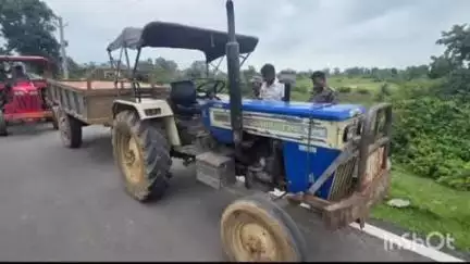 चौपारण: कठम्बा मोड़ के पास थाना प्रभारी अनुपम प्रकाश ने बालू लदे दो ट्रैक्टर पकड़े