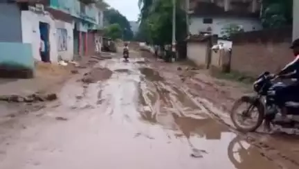 सिंगरौली: चमेली मोड़ से पिपरा झांपी तक की सड़क गड्ढों में तब्दील, एक साल पहले हुआ था प्रधानमंत्री सड़क का निर्माण