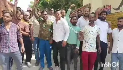आगरा: ताजगंज में महापौर के सामने संविदा सफाई मित्र भर्ती के लिए लोगों ने किया प्रदर्शन