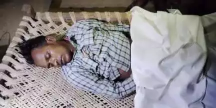 डंडई: काम की तलाश में निकला बेटा, पलाश के पेड़ पर मिली लाश, युवक की संदिग्ध मौत से डंडई में सनसनी