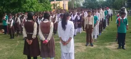 जन चेतना इंटर कॉलेज में प्रार्थना सभा के दौरान छात्र-छात्राएं व अध्यापक गण वर्तमान में प्रवेश प्रारंभ है।