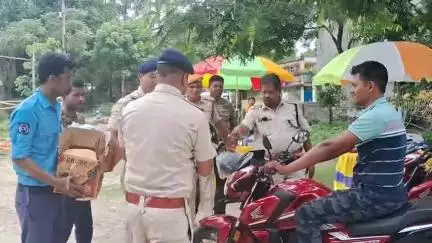 হেমতাবাদ: হেলমেট না পড়ায় গোলাপ ফুল, হেমতাবাদে ট্রাফিক পুলিসের অভিনব সচেতনতা শিবির