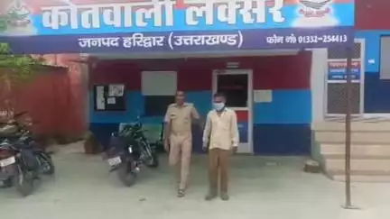 लक्सर: पुरवाला गांव के पास पुलिस ने कच्ची शराब के एक तस्कर को किया गिरफ्तार, बरामद की गई पांच लीटर कच्ची शराब