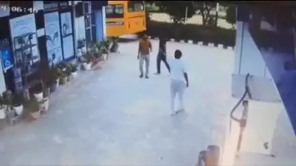 महेंद्रगढ़: महेंद्रगढ़ के गांव दुलोठ अहीर में तीन बदमाशों ने पिस्तौल के दम पर पैट्रोल पंप से ₹3 लाख 38 हजार लूटे