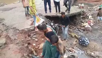 गुना नगर: वार्ड 7 में पनारिया नदी की जर्जर पुलिया में बाइक सहित गिरी महिला और दो बच्चे हुए चोटिल, पार्षद ने लगाए आरोप #jansamasya