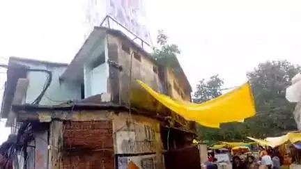 पनागर: मूसलधार बारिश से पनागर बाजार में मकान का छज्जा गिरा, गाय चोटिल, मौके पर पहुँचा प्रशासन