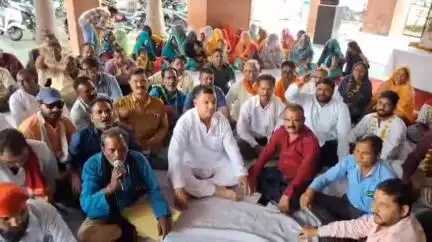 झांसी: उत्तर प्रदेश सफाई मजदूर संघ का नगर निगम कार्यालय में दूसरे दिन भी अनशन जारी, हड़ताल की चेतावनी #jansamasya