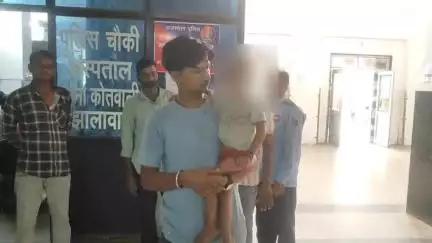 झालरापाटन: झालावाड़ अस्पताल में गुम हुई तीन वर्षीय बच्ची को अस्पताल पुलिस चौकी ने माता-पिता को सौंपा