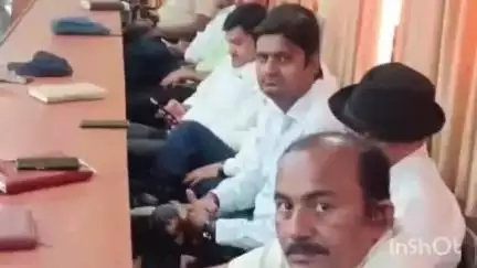 मोहम्मदी: मोहम्मदी तहसील परिसर में तहसील दिवस पर मोबाइल में व्यस्त नजर आए कर्मचारी, वीडियो हुआ वायरल