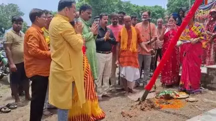 সিউড়ি ১: হাটজন বাজারে মিলনী সংঘ ক্লাবে খুঁটি পুজো করা হলো নিয়ম রীতি মেনে