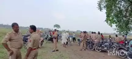 बलिया: टुटुवारी गांव में दलित किशोरी की संदिग्ध मौत पर बवाल, भीम आर्मी और आजाद समाज पार्टी ने किया धरना प्रदर्शन