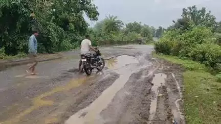 दंतेवाड़ा: गीदम-बारसूर मार्ग पर जिस गढ्ढे ने ली युवक की जान अब तक नही भरे गए, आए दिन हो रहे सड़क हादसे, राहगीर परेशान 
#jansamasya