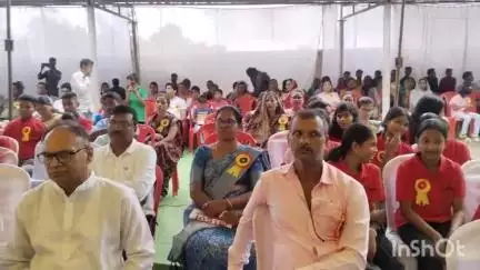 शंकरगढ़: मानपुर हाई स्कूल में आयोजित मेधावी विद्यार्थी सम्मान समारोह में शामिल हुए जिला शिक्षा अधिकारी डी एन मिश्रा