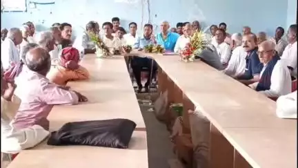 मधुपुर: मधुपुर अंचल कार्यालय में सीओ ने ग्राम प्रधानों व मूल रैयतों के साथ बैठक की, आवश्यक निर्देश दिए