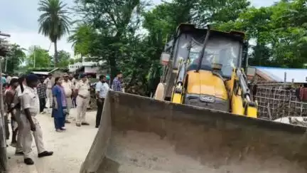 कुमारखंड: सिहपुर वार्ड 14 में अवैध कब्जे वाली जमीन पर चला बुलडोजर, डीएम के आदेश पर सीओ ने खाली कराई