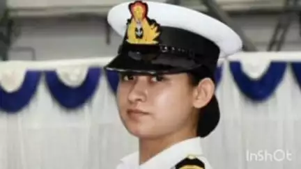 बागपत: बागपत की बेटी आस्था पूनिया ने रचा इतिहास, भारतीय नौसेना में फाइटर पायलट बनकर करेगी हवा से बात