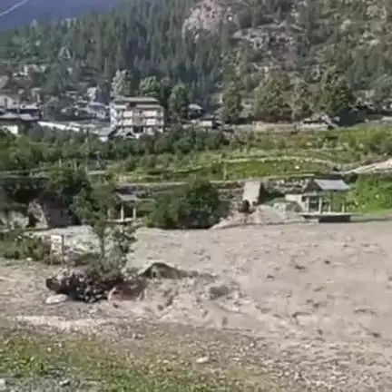 सांगला: बासपा नदी का किन्नौर में बढ़ा जलस्तर, काला हुआ पानी; खतरे का संकेत