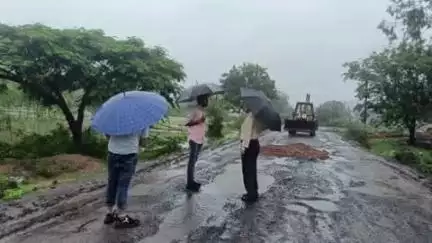 अनूपपुर: आमाडांड से गोविंदा साइडिंग मार्ग की मरम्मत शुरू, ग्रामीणों की चेतावनी के बाद जागा प्रबंधन, जर्जर सड़क से मिलेगी राहत