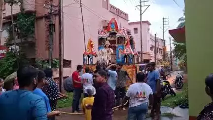 সিউড়ি ১: প্রত্যেক বছরের ন্যায় এবছরও নিয়ম রীতি মেনে উল্টোরথ উপলক্ষে সিউড়ির ডাঙ্গালপাড়া থেকে রথ রওনা দিল নিজের বাড়ি