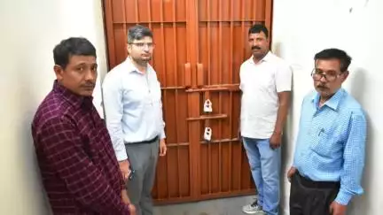 चमोली: जिला निर्वाचन अधिकारी संदीप तिवारी ने राजनीतिक दलों के पदाधिकारियों की उपस्थिति में ईवीएम वेयर हाउस का किया निरीक्षण