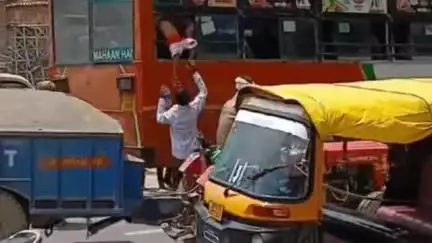 शाहजहांपुर: बरेली जा रही रोडवेज बस में मदनापुर कस्बे में लगी आग, यात्री बस की खिड़की से कूदने लगे