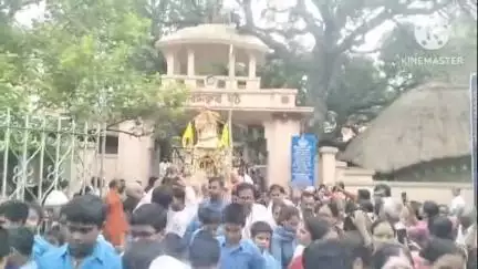 খানাকুল ১: কামারপুকুর মঠ ও মিশনের উল্টো রথযাত্রায় হাজার হাজার পূর্ণার্থীর সমাগম,ঝাঁট দিয়ে রথ যাওয়ার রাস্তা পরিষ্কার করলেন যুবকরা