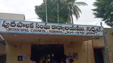 నిర్మల్: జిల్లా కేంద్రంలోని మున్సిపల్ కార్యాలయంలో కమిషనర్ తో ఇద్దరీ మహిళల వాగ్వివాదం.