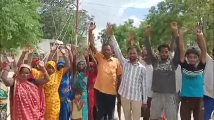 महसी: तकिया बल्दीपुरवा गांव में घरों के ऊपर से निकल रही एचटी लाइन का ग्रामीणों ने किया विरोध, कहा जान को होगा खतरा#jansamasya