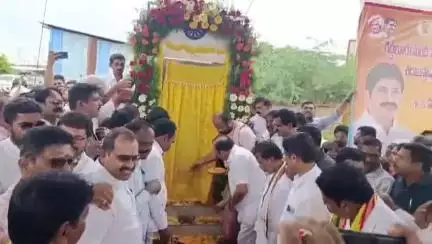 గిద్దలూరు: గిద్దలూరులోని పాములపల్లె రోడ్డు నిర్మాణ పనులను ఎమ్మెల్యే అశోక్ రెడ్డితో కలిసి ప్రారంభించిన ఎంపీ శ్రీనివాసులు రెడ్డి