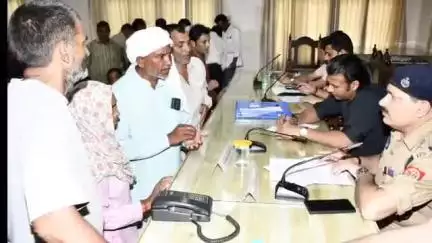 शामली: तहसील शामली में संपूर्ण समाधान दिवस के दौरान डीएम ने सुनी जनशिकायतें, अधिकारियों को दिए सख्त निर्देश