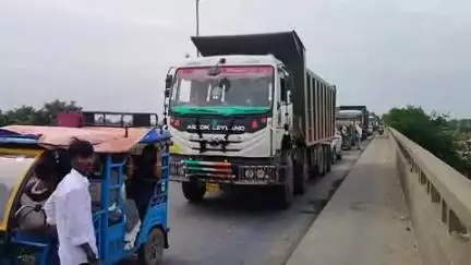 जगदीशपुर: शनिवार को भागलपुर और नवगछिया को जोड़ने वाले विक्रमशिला सेतु पर लगा भीषण जाम