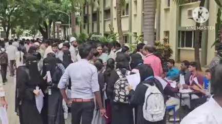 வாணியம்பாடி: இஸ்லாமிய ஆண்கள் கல்லூரியில் நடைபெற்ற வேலைவாய்ப்பு முகாமில் - தேர்வானோருக்கு பணி நியமன ஆணைகளை வழங்கிய மாவட்ட ஆட்சியர்