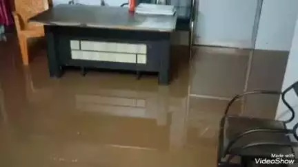 लालगंज: ड्रमंडगंज के नए प्राथमिक स्वास्थ्य केंद्र में बरसात का पानी घुसा, अस्पताल के भीतर फैली कीचड़ व गंदगी