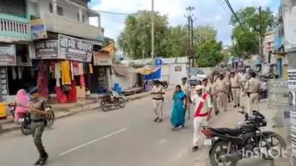 मढ़ौरा: मढ़ौरा बाजार में शांति व्यवस्था बनाए रखने के लिए एस.डी.ओ. और एस.डी.पी.ओ. के नेतृत्व में पुलिस ने किया मार्च फास्ट