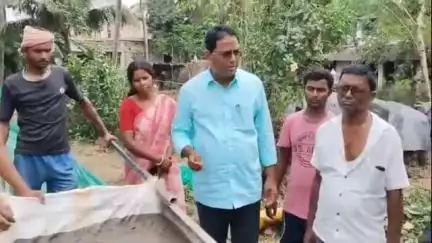 কাঁথি ৩: চিমনখাঁবাড় সংসদে আজ একটি ঢালাই রাস্তা নির্মাণের শুভ সূচনা করেন বিকাশ চন্দ্র বেজ সভাপতি কাঁথি-৩পঞ্চায়েত সমিতি