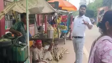 बिहार: नगर निगम ने हॉस्पिटल मोड़ के पास गंदगी फैलाने पर ठेला चालकों और विक्रेताओं पर ₹2400 का लगाया गया जुर्माना