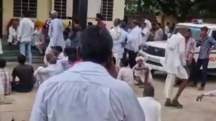 सिकराय: सिकंदरा थाने पर पहुंचे अगावली गांव के ग्रामीण, दिनेश मीणा की मौत के प्रकरण में कर रहे विरोध प्रदर्शन