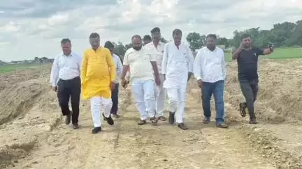 इटवा: पूर्व बेसिक शिक्षामंत्री ने राप्ती नदी के शाहपुर-भोजपुर बांध के 16 स्थानों पर भरे जा रहे गैप के कार्य का किया निरीक्षण