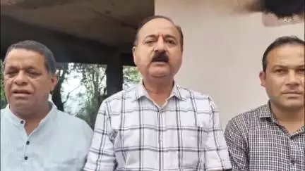 धर्मपुर: IAS डॉ. एस.एस. गुलेरिया ने लोंगणी कैंप में बेघर परिवारों को ₹1 लाख की सहायता दी, पेयजल संकट के लिए सौंपी जीप