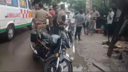 चायल: नगर पंचायत कार्यालय के पास बारिश से स्कूल की बाउंड्री वाल गिरी, फल विक्रेता मुन्ना रसीद गंभीर रूप से घायल