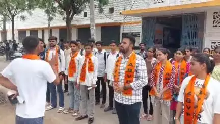 पाली: एबीवीपी ने बांगड़ महाविद्यालय में शपथ के साथ विभिन्न समस्याओं के समाधान को लेकर प्रदर्शन किया, प्राचार्य को दिया ज्ञापन