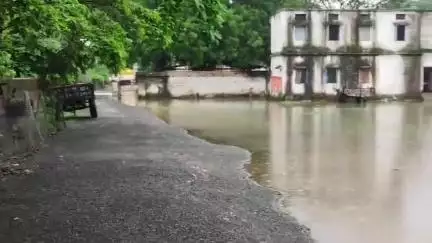 * *नगर पालिका इंदिरा कन्या शाला  तालाब में तब्दील, छात्राओं को एवं स्टाफ को परेशानियों का सामना करना पड़ रहा है*

 गोटेगांव में नगर पालिका द्वारा संचालित इंदिरा कन्या हायर सेकेंडरी स्कूल ग्राउंड में इन दिनों बरसात का पानी जमा होने से यह नदी