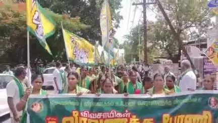 பல்லடம்: துப்பாக்கிச் சூட்டில் உயர்ந்த விவசாயிகளுக்கு அஞ்சலி செலுத்தும் வகையில் வீரவணக்க பேரணி மங்களம் சாலையிலிருந்து என் ஜி ஆர் சாலை வரை நடைபெற்றது