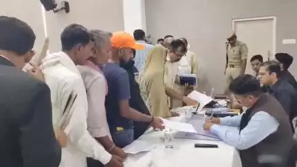 जौनपुर: कॉलेक्ट्रेट में सम्पूर्ण समाधान दिवस का आयोजन, जिलाधिकारी ने राजस्व मामलों में सख्ती के दिए निर्देश